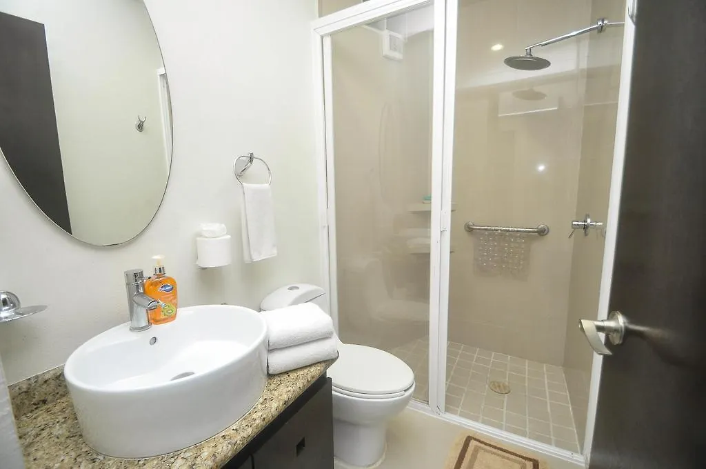 Phenomenal Location Near Beach & 5Th With Stunning Roof Pool Playa del Carmen Lägenhet